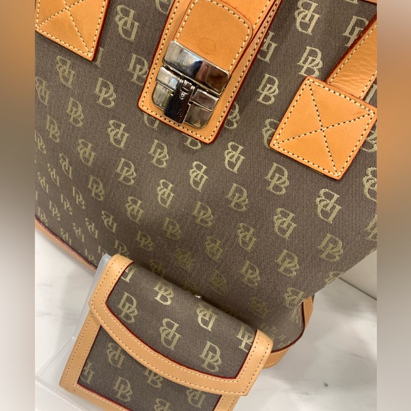 DOONEY & BOURKE Cabriolet Monogram Tote & Matching Kiss Lock Wallet - Picture 2 of 15